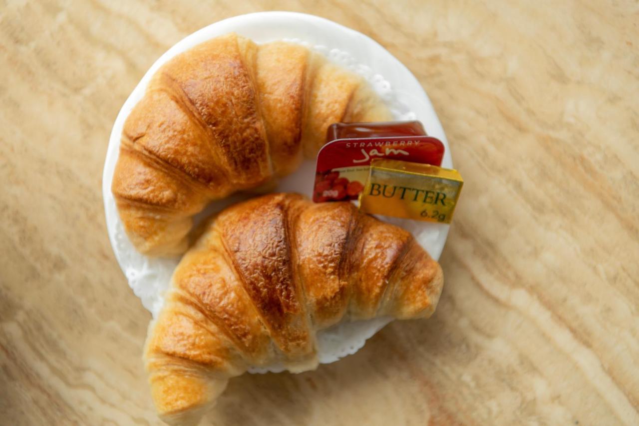 Отель Anacapri Фалмут Экстерьер фото Croissants