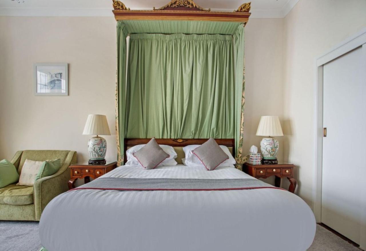 Отель Anacapri Фалмут Экстерьер фото A four-poster bed