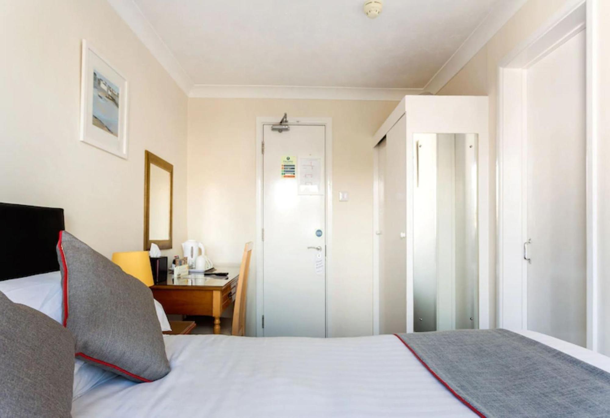 Отель Anacapri Фалмут Номер фото A room at the hotel