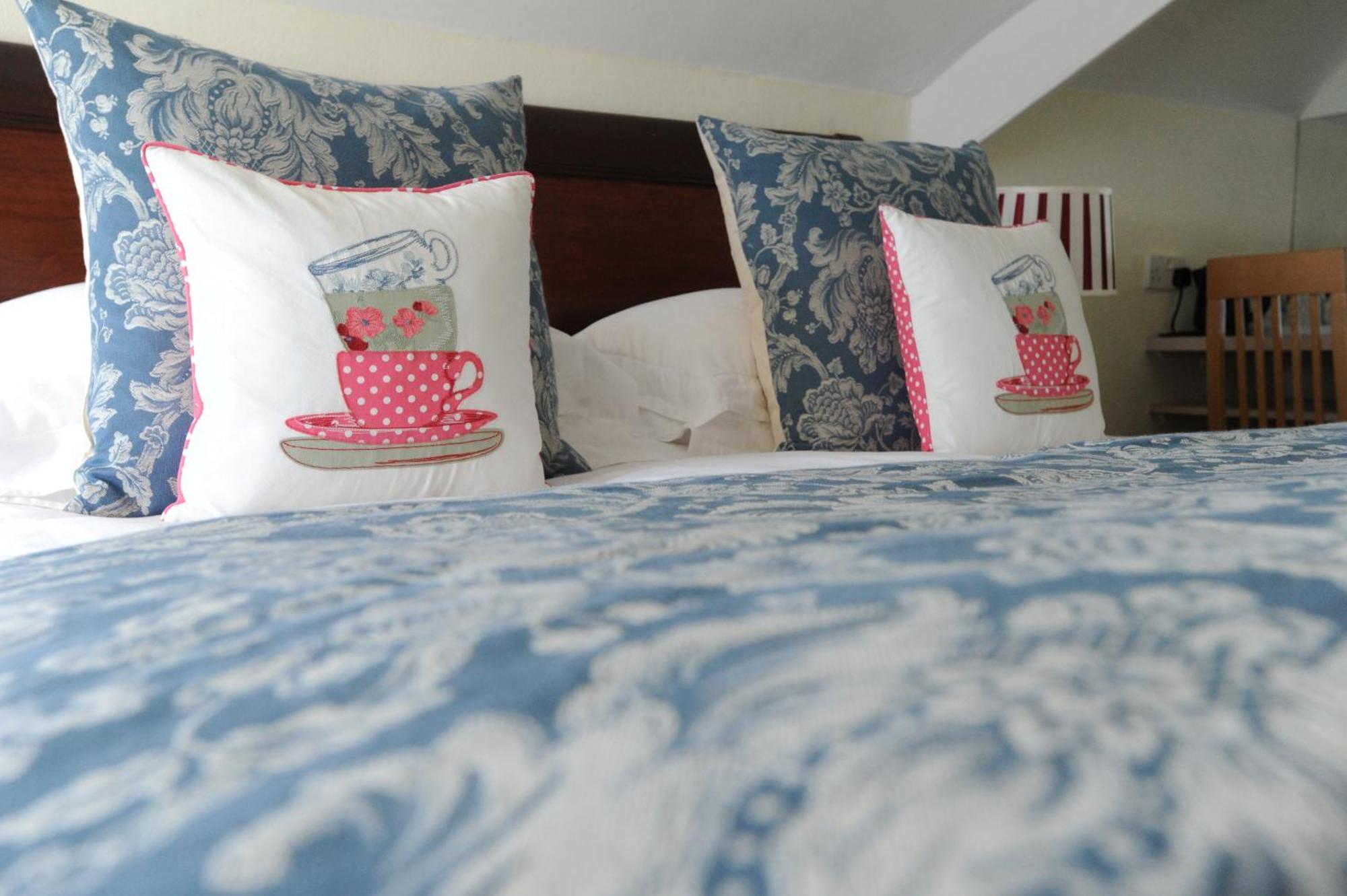 Отель Anacapri Фалмут Номер фото A bed with a duvet