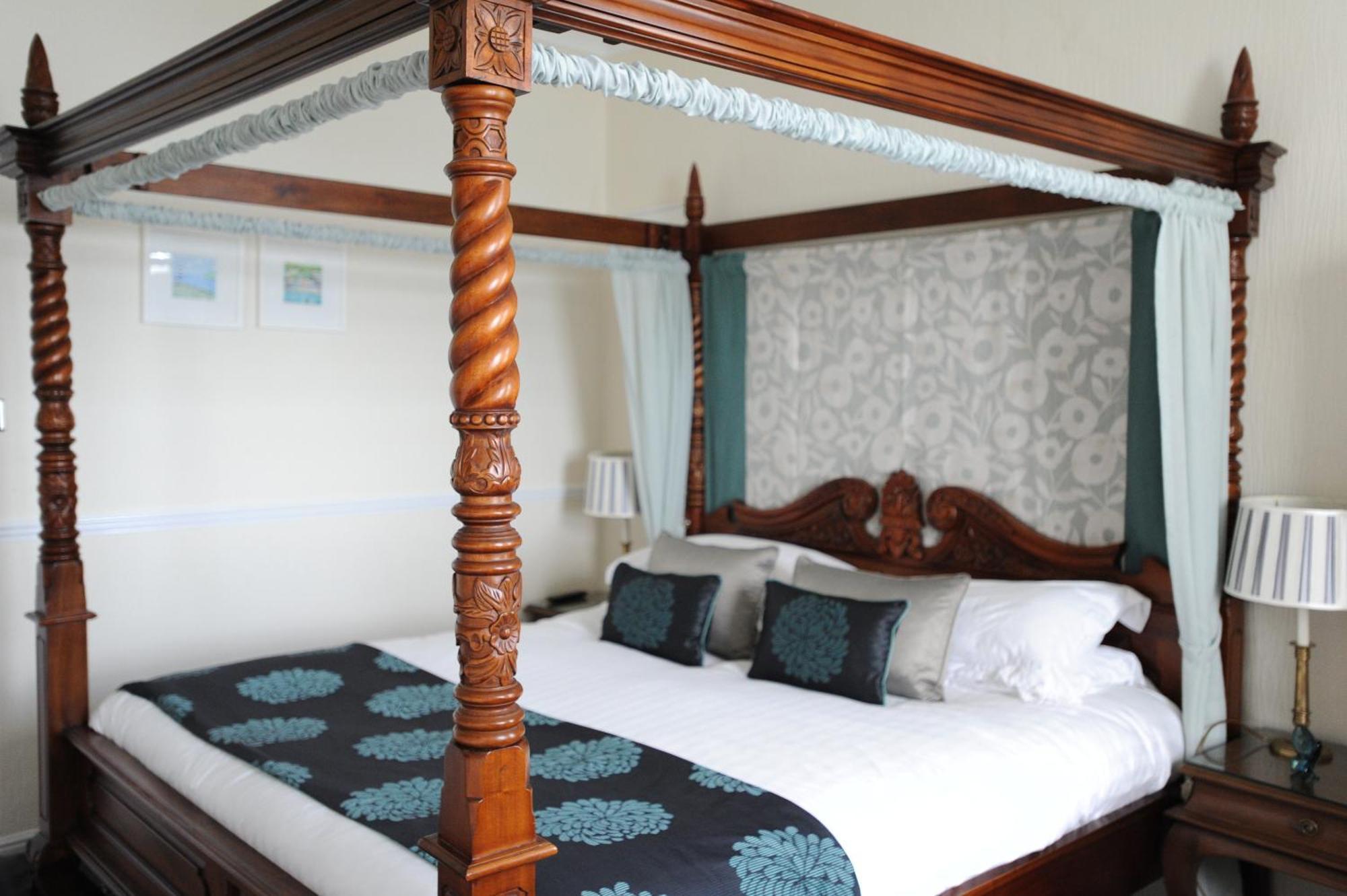 Отель Anacapri Фалмут Номер фото A four-poster bed
