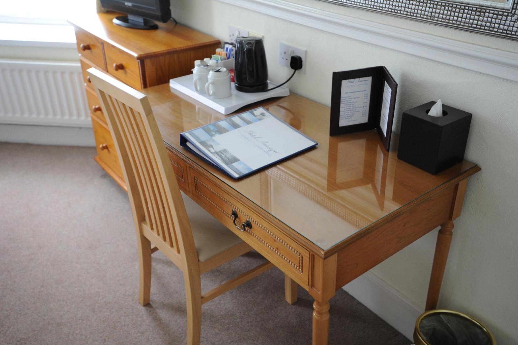 Отель Anacapri Фалмут Номер фото A writing desk